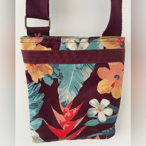 DAKINE JO JO CROSSBODY
• Adjustable shoulder strap
•Interior zippered pocket - Picture 2 of 4